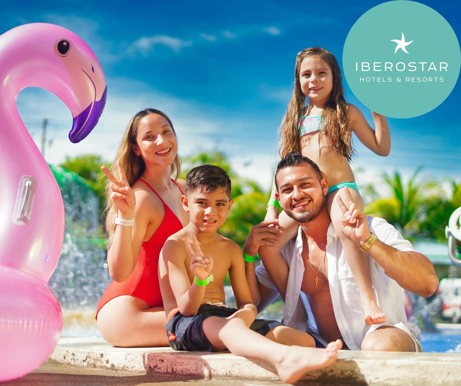 Ouders en twee kinderen lachend in zwembad met flamingo opblaasband in resort